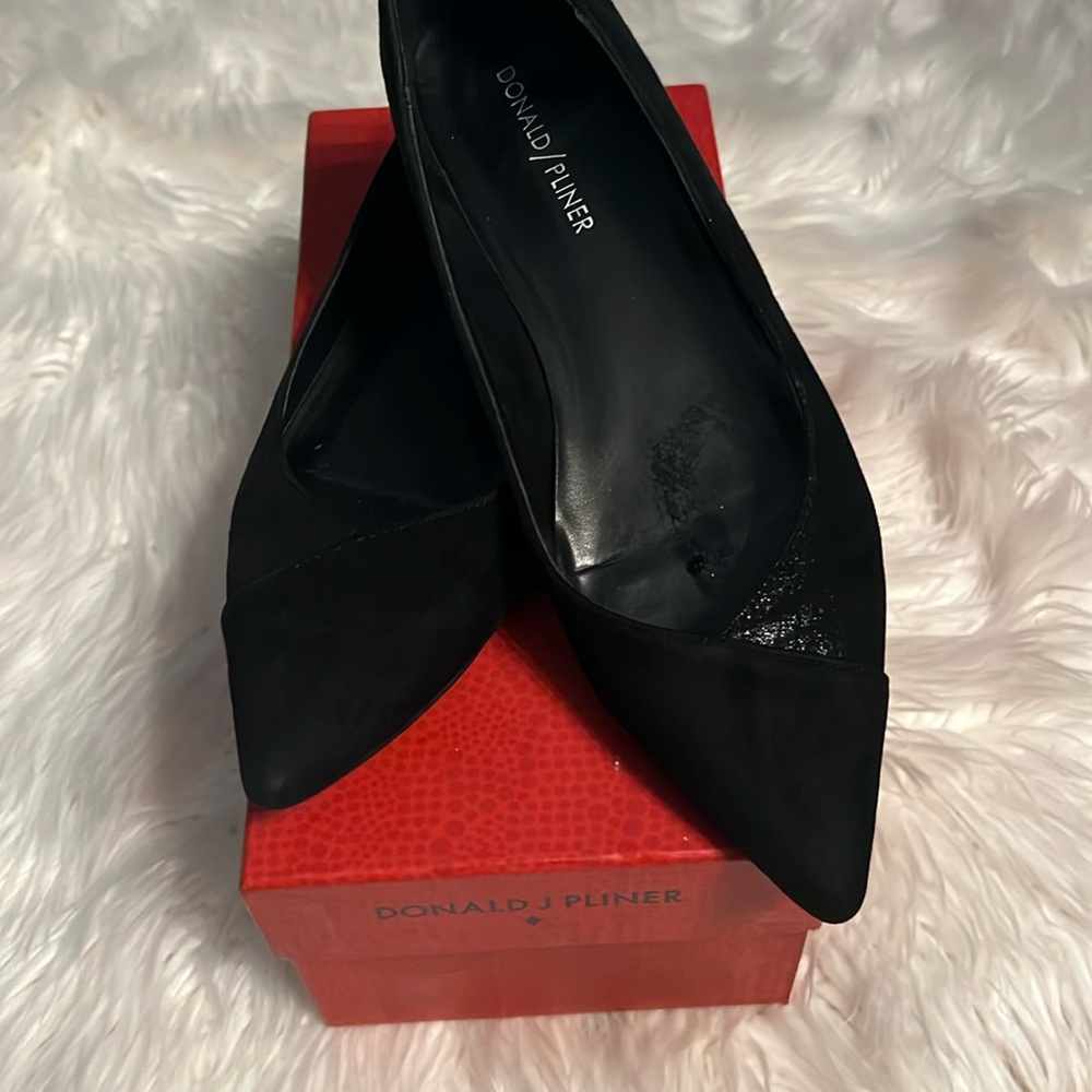 Donald J. Pliner Black Palma Point Toe Leather
Suede Skimmer Flats Size 7.5 - Picture 4 of 6